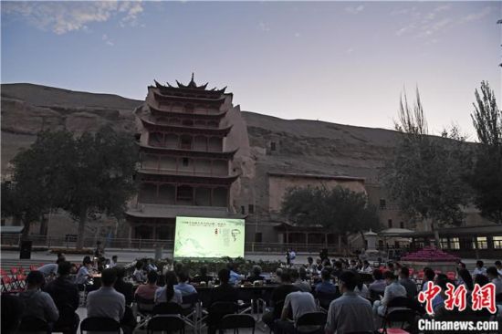 2018年8月，在敦煌莫高窟標(biāo)志性建筑“九層樓”前，《回顧平山郁夫先生的貢獻(xiàn)》座談會(huì)舉行。來(lái)自中日兩國(guó)的專(zhuān)家、學(xué)者共同懷念這位情系敦煌數(shù)十載的繪畫(huà)巨匠、中日友好的文化使者、世界文化遺產(chǎn)的守護(hù)者。中新社記者 楊艷敏 攝