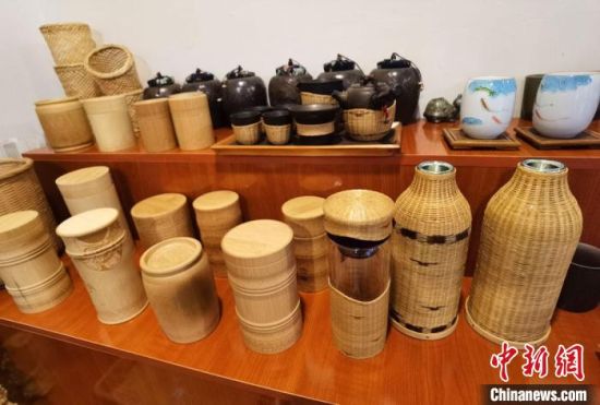 圖為展陳的一件件精致可愛的竹編農(nóng)具工藝品?！●T志軍 攝