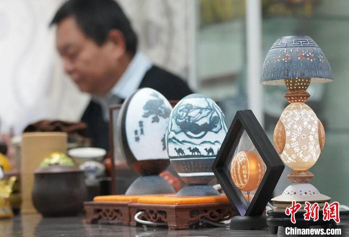 圖為吳義澤完成的蛋雕作品。　九美丹增 攝