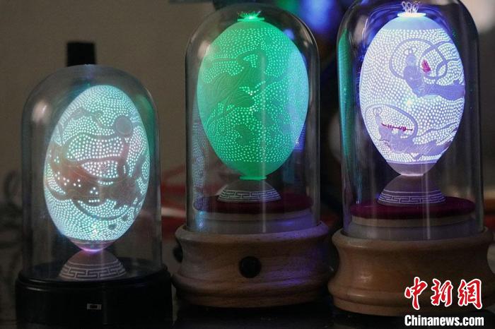 圖為以敦煌飛天為元素的蛋雕作品?！【琶赖ぴ?攝