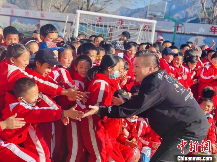 1月初，第五屆“街舞進藏鄉(xiāng)”公益助學(xué)活動在甘肅甘南結(jié)束，旨在讓藏族學(xué)子感受到街舞魅力?！￡惿菩?攝