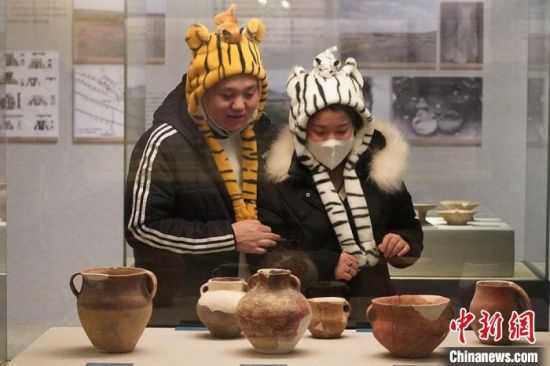 圖為市民戴虎頭帽在博物館內(nèi)參觀。九美旦增 攝