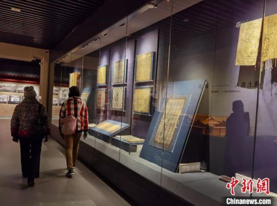 圖為蘭州市民參觀博物館展品?！⌒煅?攝