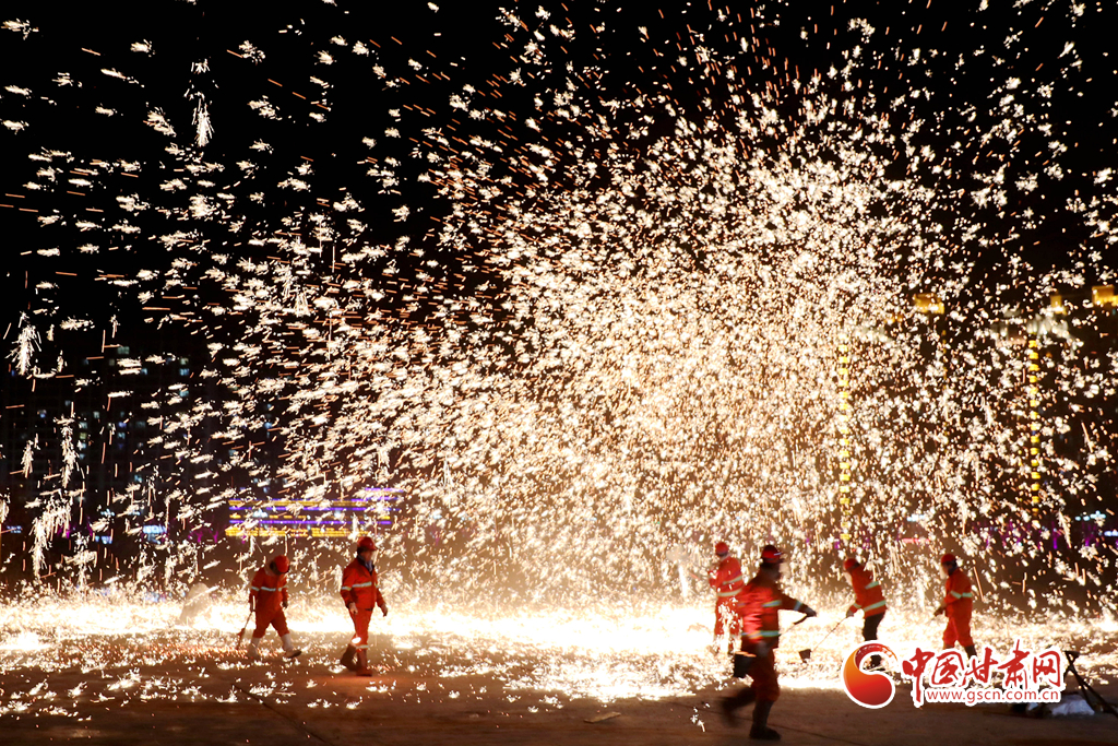 【隴拍客】炫彩奪目！非遺絕技永靖王氏“打鐵花”綻放夜空引關(guān)注