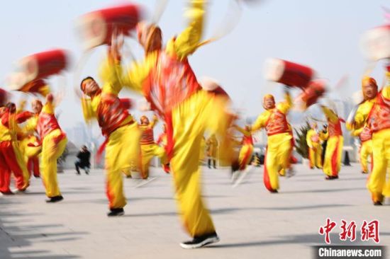 2019年2月19日，演員在黃河岸邊的蘭州水車博覽園內(nèi)進(jìn)行太平鼓表演，歡慶元宵佳節(jié)。(資料圖) 　楊艷敏 攝