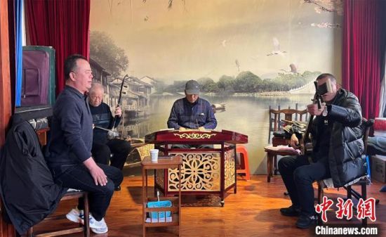 圖為蘭州鼓子愛(ài)好者在傳習(xí)所內(nèi)互相搭檔上臺(tái)演出?！堨下?攝