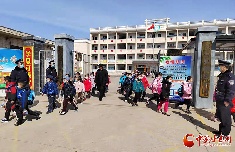 【平安甘肅】平?jīng)鲮`臺：設(shè)立公安“護學(xué)崗” 撐起校園“平安傘”