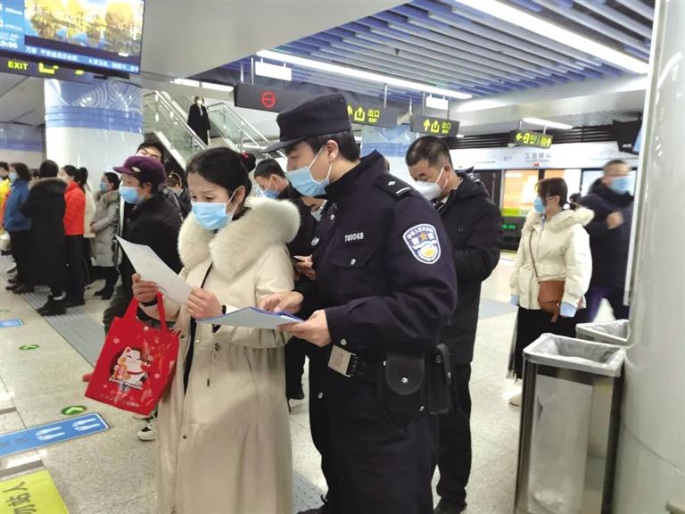 講解詐騙套路 普及“斷卡”常識 蘭州城關(guān)公安分局、交通治安分局聯(lián)合反詐宣傳進地鐵