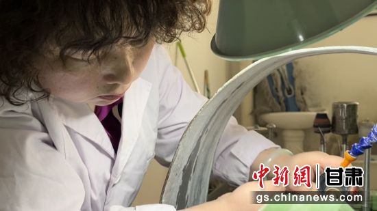 夜光杯制作學(xué)徒謝小琴坦言，雖工作枯燥，但是能夠掌握國家級非遺技藝是很自豪的。王牧雨 攝