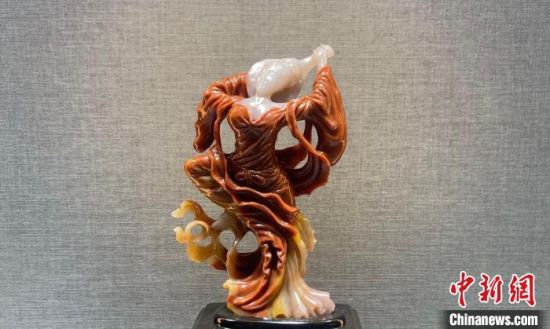 圖為翩然起舞的飛天玉雕?！「攥?攝