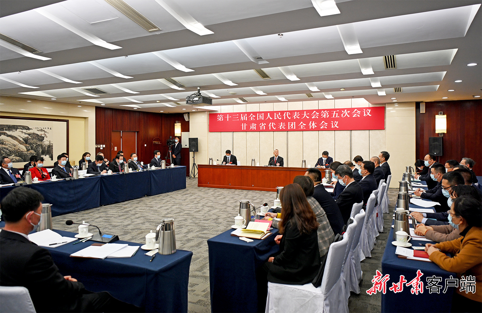 甘肅代表團舉行全體會議，尹弘主持并講話