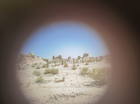 插圖2：透過(guò)河西走廊遺存的古陶片孔洞所見(jiàn)。攝影：陳曉斌。拍攝日期：2020年6月。