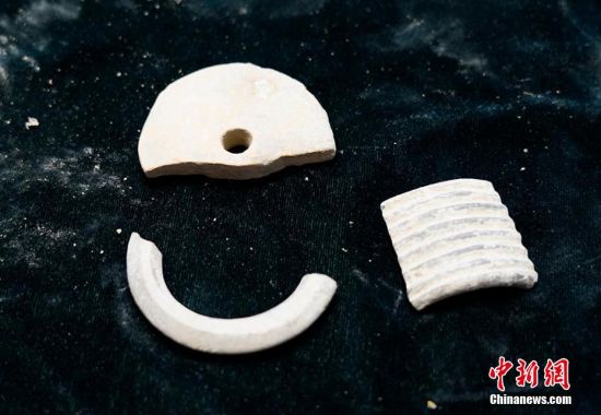 圖為靜寧縣賈河鄉(xiāng)竇坪村出土的佩飾。 夏劍鋒 攝