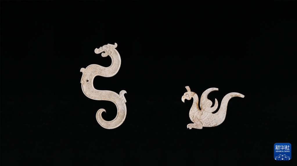 江西樟樹市國字山戰(zhàn)國墓葬出土玉龍、玉鳳（資料圖）。