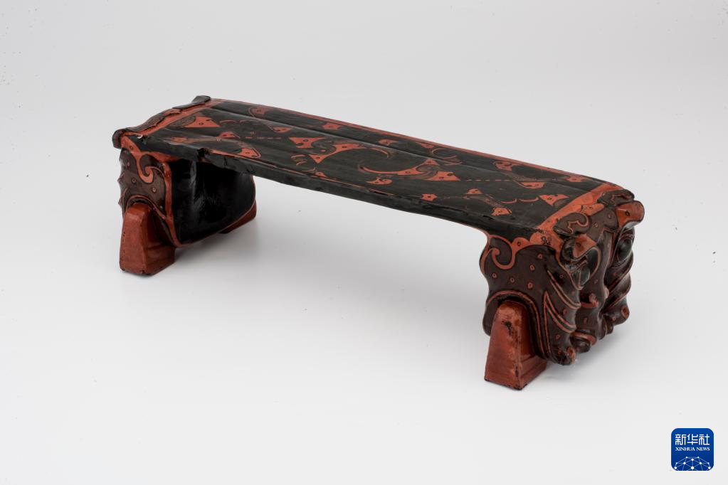 湖北云夢縣鄭家湖戰(zhàn)國秦漢墓地出土漆木虎頭枕（資料圖）。