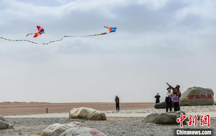 圖為市民正在陽(yáng)關(guān)景區(qū)放風(fēng)箏?！⊥醣筱y 攝