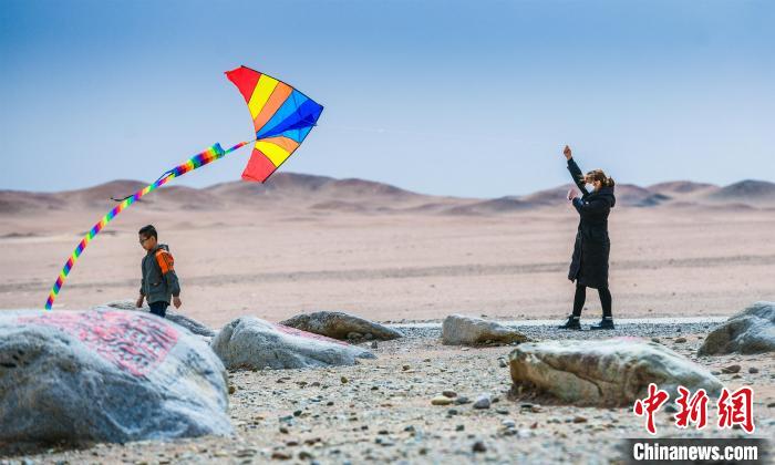 圖為市民正在陽(yáng)關(guān)景區(qū)放風(fēng)箏?！⊥醣筱y 攝