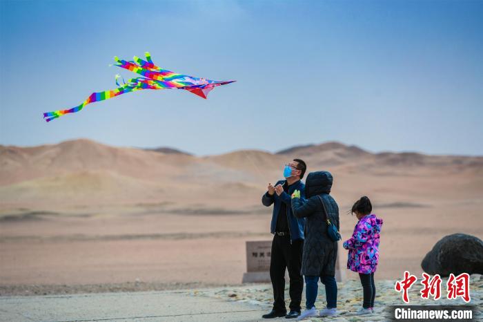 圖為市民正在陽(yáng)關(guān)景區(qū)放風(fēng)箏?！⊥醣筱y 攝