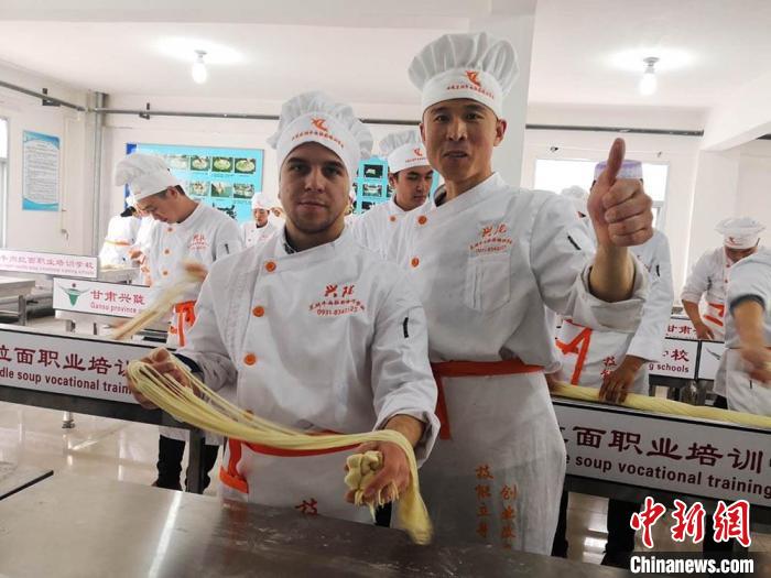 圖為外國留學(xué)生學(xué)習(xí)牛肉面的制作。(資料圖) 史靜靜 攝