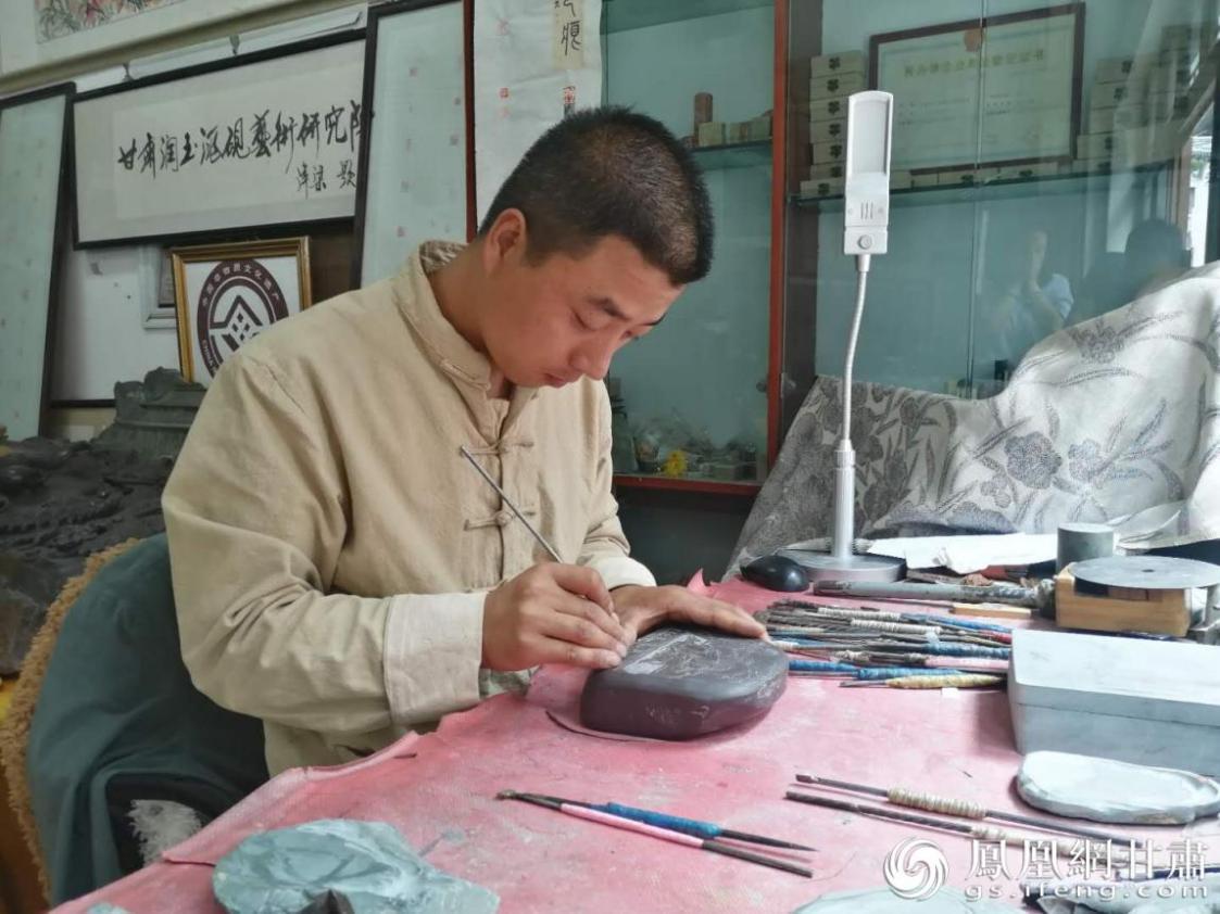 洮硯制作技藝第六代傳人、國(guó)家藝術(shù)基金資助青年藝術(shù)家、正高級(jí)洮硯雕刻藝術(shù)師李江平十年如一日專(zhuān)注于洮硯制作 圖源自網(wǎng)絡(luò)