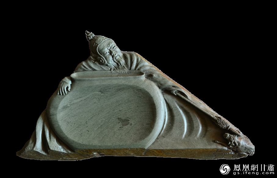 《醉臥沙場(chǎng)君莫笑》硯使王翰《涼州詞》中“醉臥沙場(chǎng)君莫笑，古來(lái)征戰(zhàn)幾人回？”的意境躍然硯臺(tái)之上。資料圖