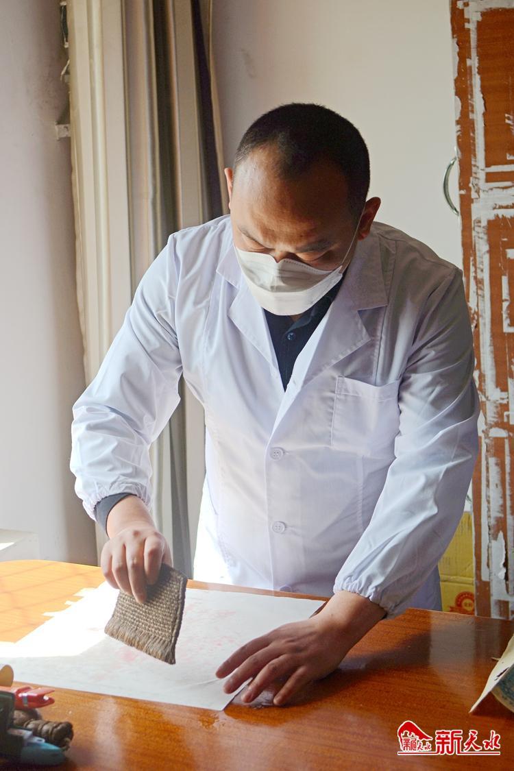 朽爛歷史檔案如何獲新生？看修復(fù)師“妙手回春”