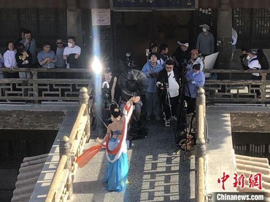 圖為5月以來，“奧大粒”直播現(xiàn)場(chǎng)引游客圍觀。　敦煌市委宣傳部供圖