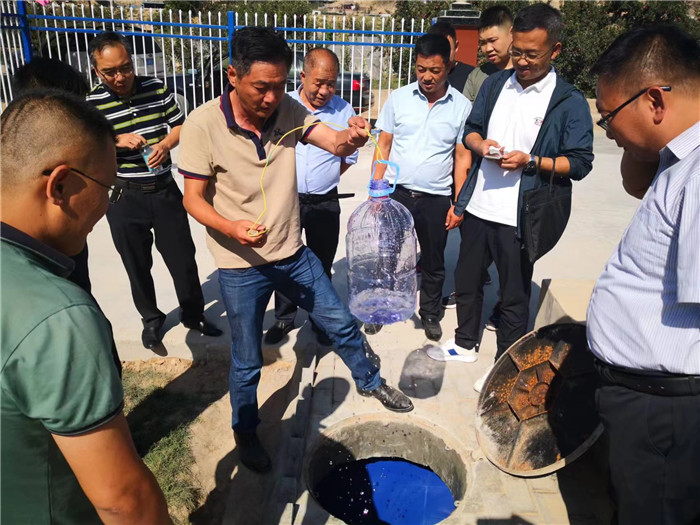 城關(guān)區(qū)作風(fēng)建設(shè)督察組赴青白石污水處理站，檢查污水采樣情況。.jpg
