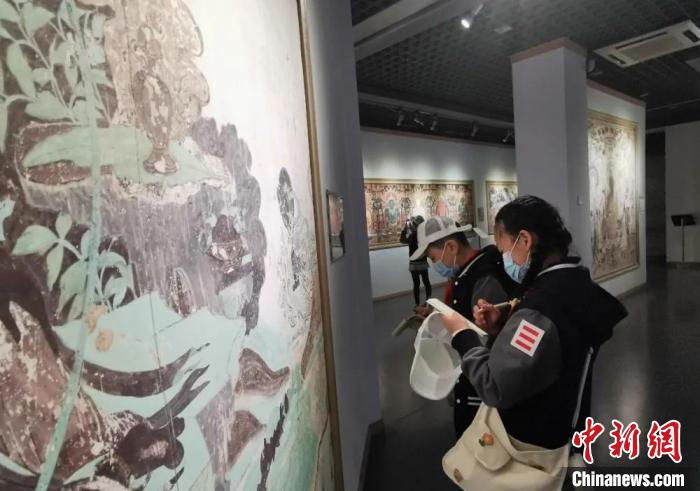 圖為學(xué)生參觀敦煌藝術(shù)館。(資料圖) 蘭州大學(xué)附屬學(xué)校供圖