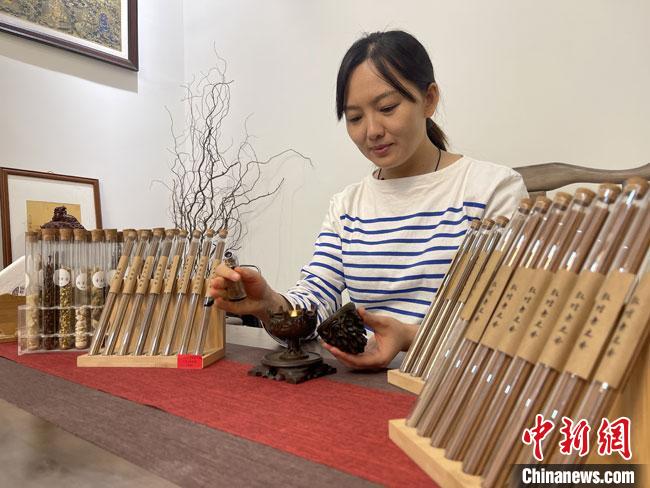 圖為魯雯展示燃香禮儀?！「攥?攝