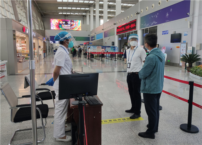 7月15日，金昌市金川區(qū)紀委監(jiān)委駐區(qū)委政法委紀檢監(jiān)察組在金昌機場監(jiān)督檢查疫情防控措施落實情況。王曉梅攝.jpg