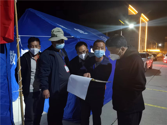 7月19日，甘南州瑪曲縣紀委監(jiān)委督查組在德吉小區(qū)卡點督導(dǎo)疫情防控工作。仲海濤 攝.jpg