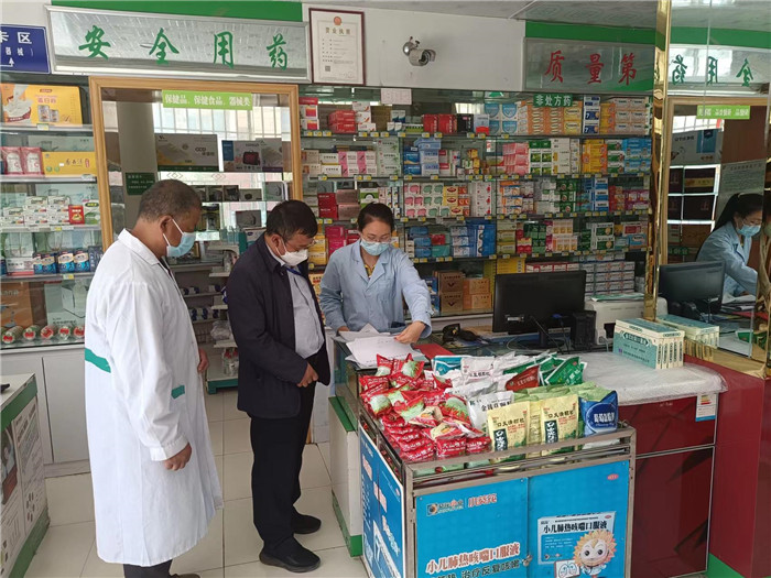 甘南州合作市紀委監(jiān)委第一督查組在合作市世紀大藥房進行督查檢查。.jpg