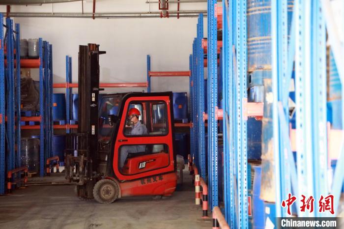 圖為甘肅省危險廢物處置中心危險廢物儲存庫?！∥航ㄜ?攝