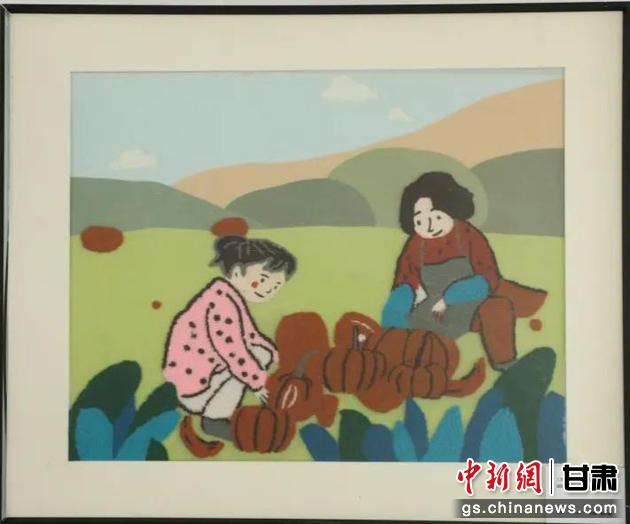 嘉峪關市新城鎮(zhèn)新城村農(nóng)業(yè)產(chǎn)業(yè)園區(qū)內(nèi)，母女兩人在摘南瓜。刺繡 馬艾米乃 繡稿 敬紅霞