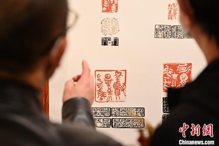 圖為甘肅蘭州，參展作品吸引參觀者。 中新社記者 李亞龍 攝