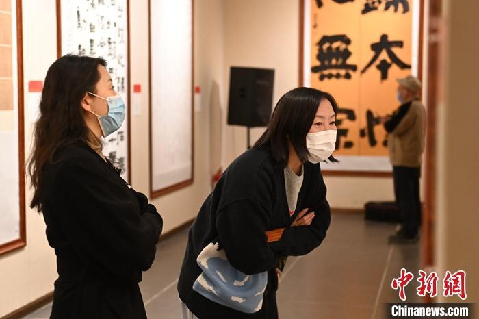 圖為甘肅蘭州，參展書法作品吸引參觀者。 中新社記者 李亞龍 攝