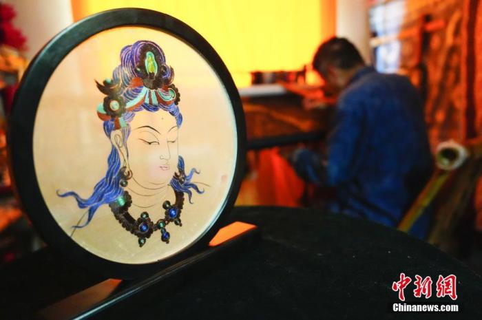 圖為劉云帆所創(chuàng)作的敦煌元素刺繡作品。 中新社發(fā) 謝秉錫 攝