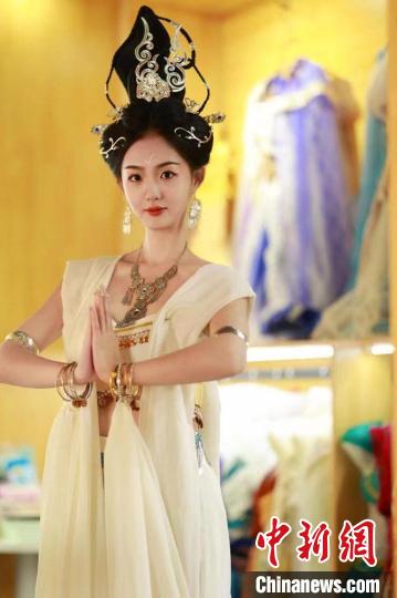 圖為身著“飛天裝”的敦煌大漠“逐舞者”奧楠。(資料圖) 敦煌市委宣傳部供圖