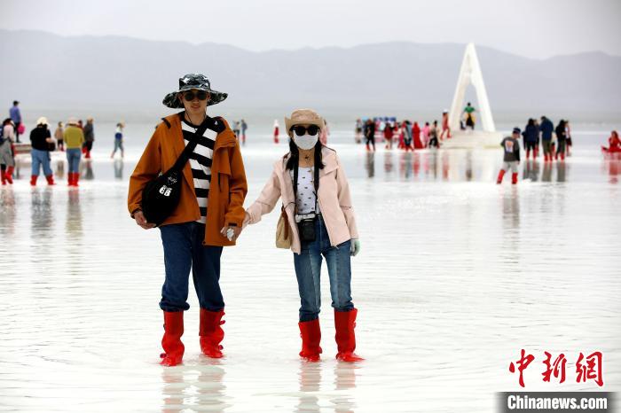 圖為游客在茶卡鹽湖之中。　薛蒂 攝