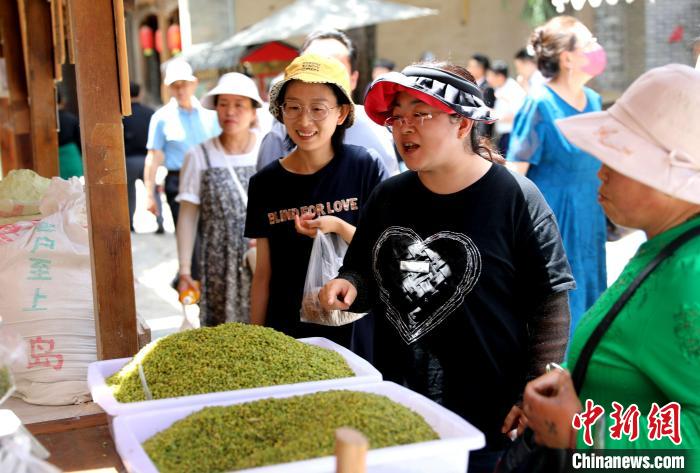 圖為民眾購(gòu)買青海特色小吃?！⊙Φ?攝