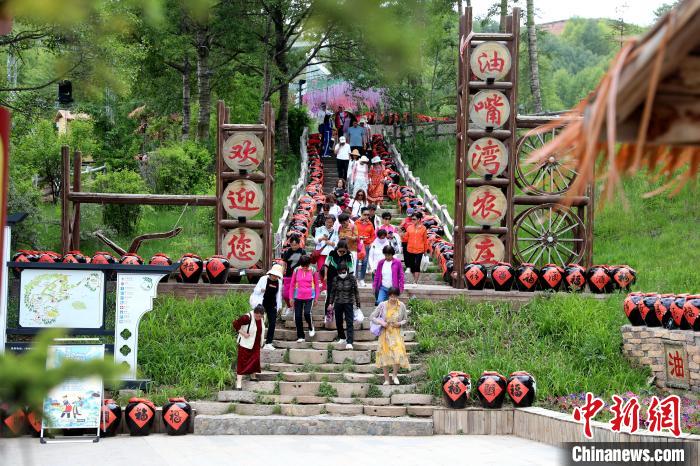 圖為油嘴灣生態(tài)文化景區(qū)的游客?！⊙Φ?攝