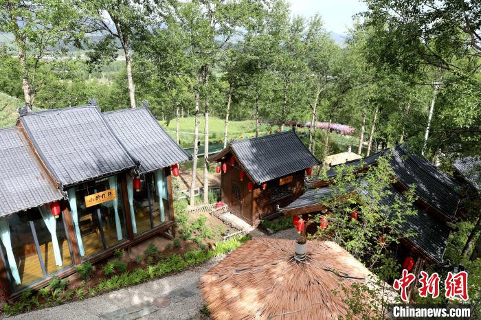 圖為景區(qū)內依山而建的民宿。　薛蒂 攝