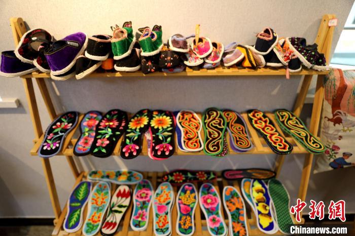 圖為盤繡作品?！⊙Φ?攝