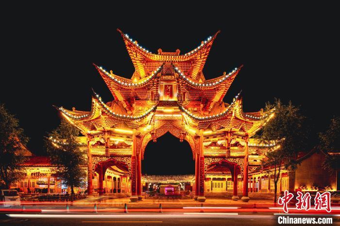 夜幕下的臨夏縣河州苑。夏雨 攝