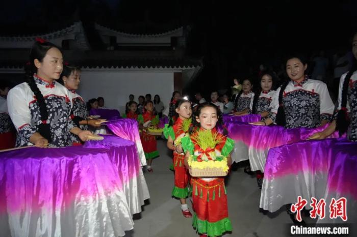 甘肅省西和縣姜席鎮(zhèn)晚霞湖畔，當(dāng)?shù)孛耖g舉行盛大的乞巧儀式。魏朵朵 攝