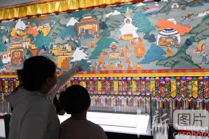 圖為觀眾觀看唐卡《涼州會盟》。 中新社記者 戴文昌 攝