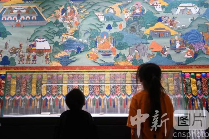 圖為觀眾參觀唐卡《涼州會盟》。 中新社記者 戴文昌 攝