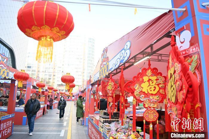 1月30日，蘭州街頭琳瑯滿目的年貨吸引顧客選購(gòu)。九美旦增 攝</p><p>