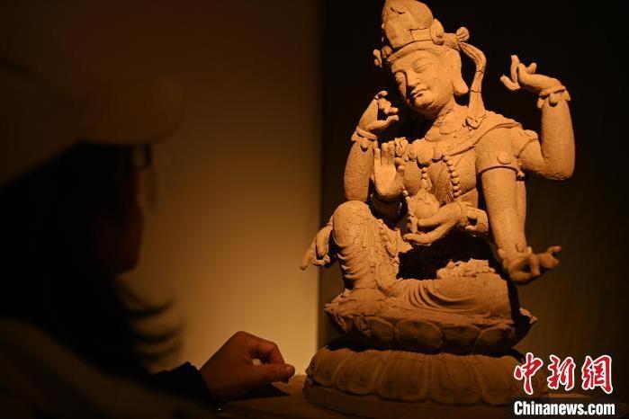 圖為季茂杰觀察自己創(chuàng)作的敦煌木雕。李亞龍 攝